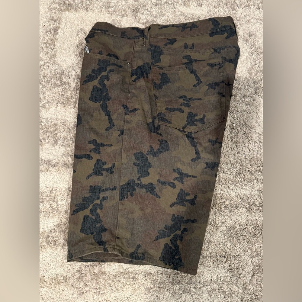 Levi's Green Camouflage Cargo Jean Shorts Size 36 - Picture 4 of 10